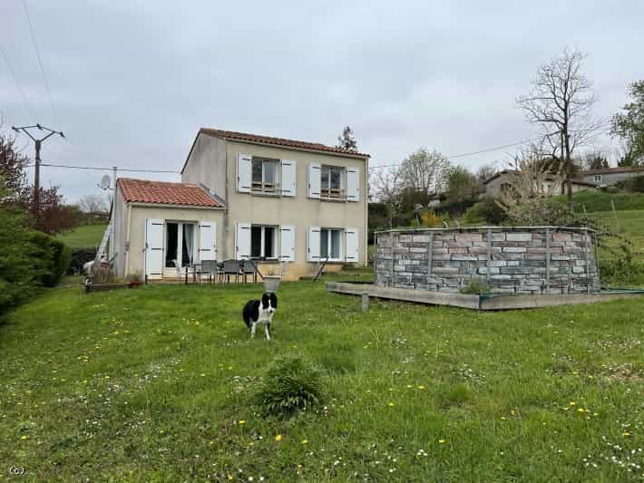 House in Verteuil-sur-Charente, Nouvelle-Aquitaine 10206224