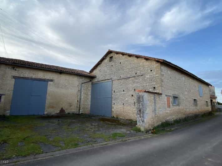 σπίτι σε Aunac-sur-Charente, Nouvelle-Aquitaine 10206228