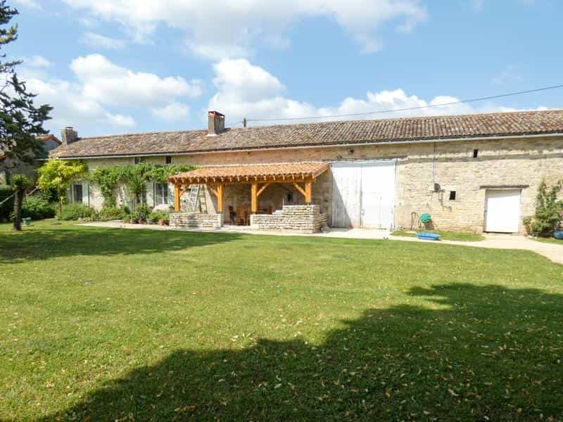 بيت في Chaunay, Nouvelle-Aquitaine 10206289