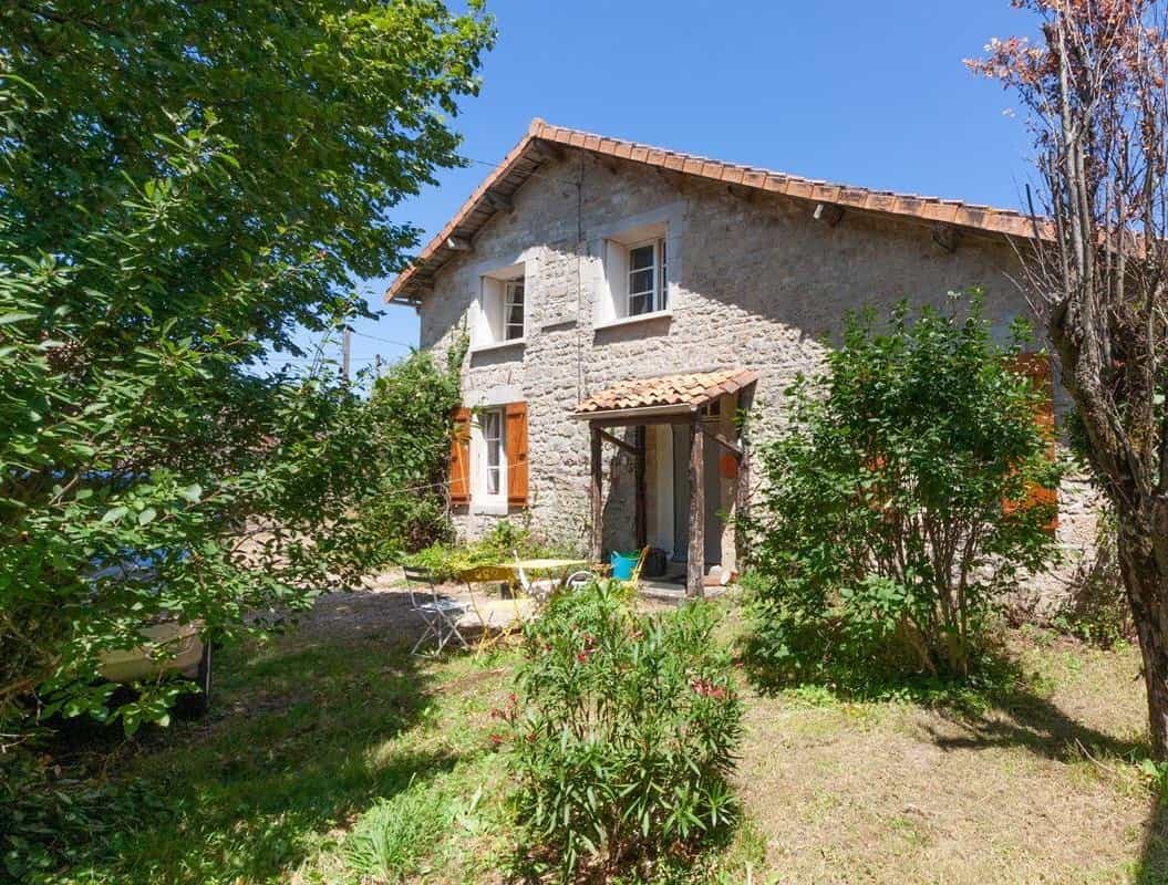 House in Mansle, Nouvelle-Aquitaine 10206363