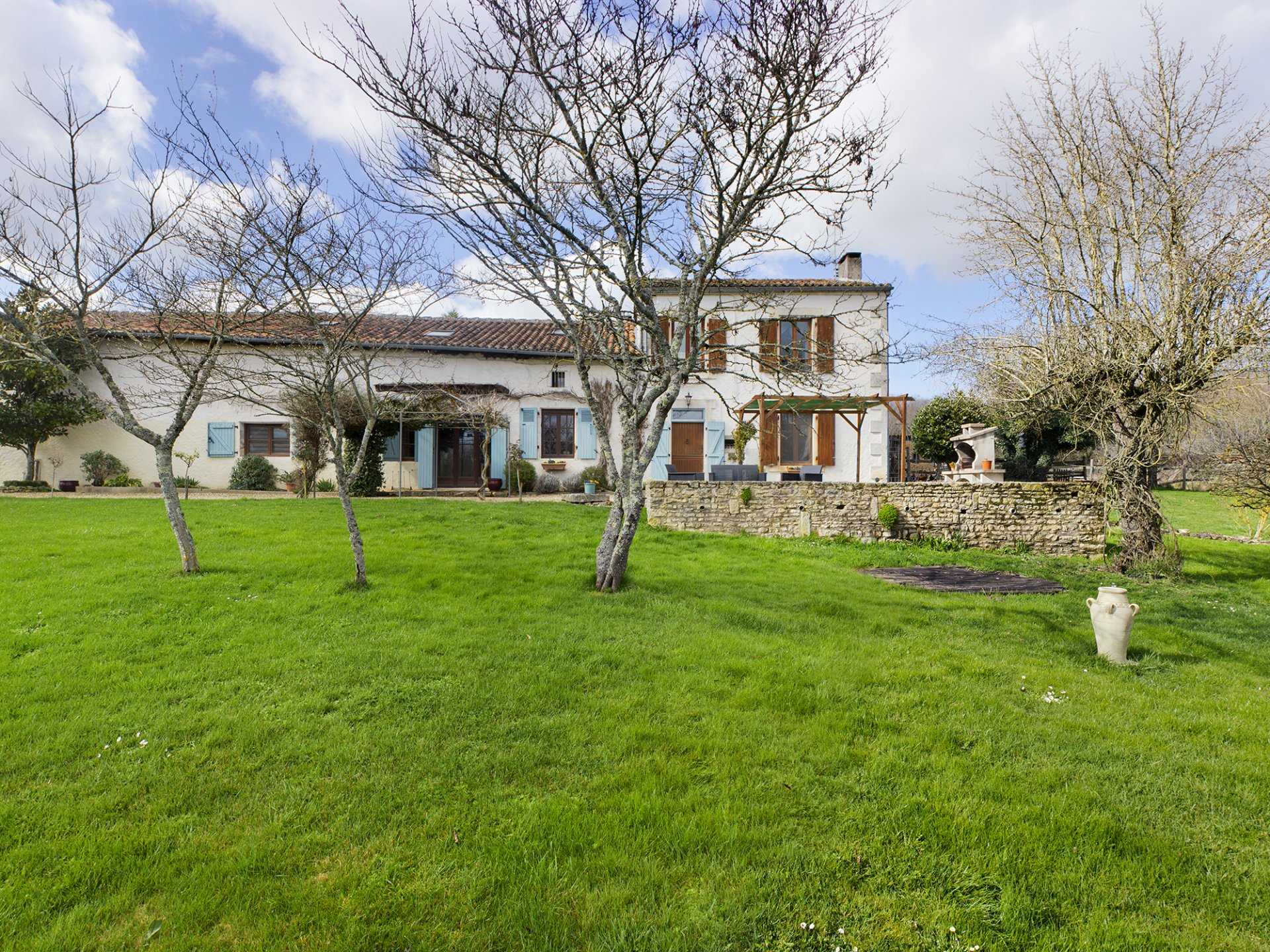 House in Beaulieu-sur-Sonnette, Nouvelle-Aquitaine 10206376