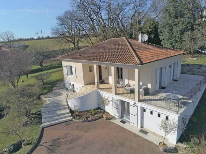 House in Villefagnan, Nouvelle-Aquitaine 10206494