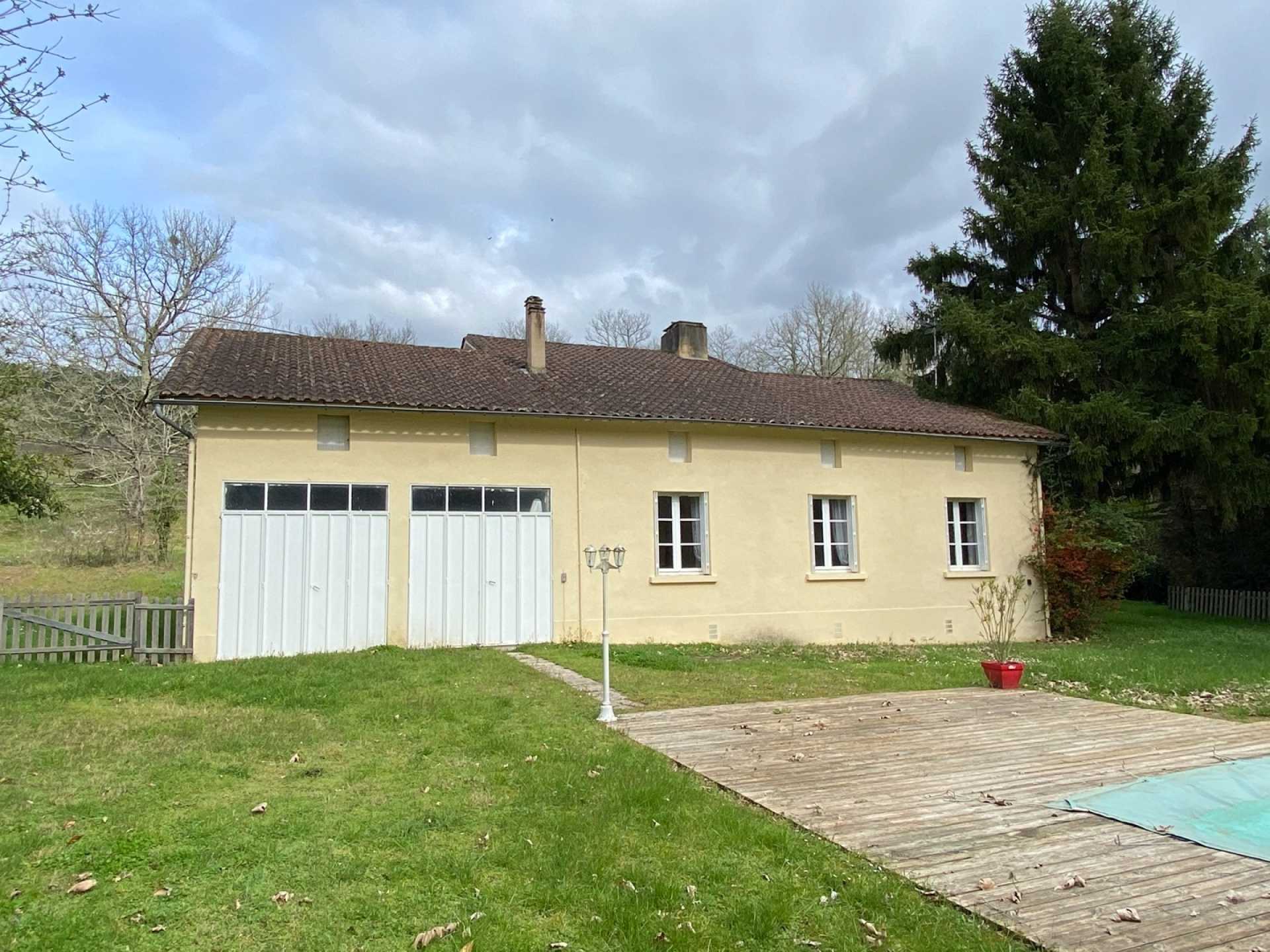 بيت في Saint-Cyprien, Nouvelle-Aquitaine 10206548