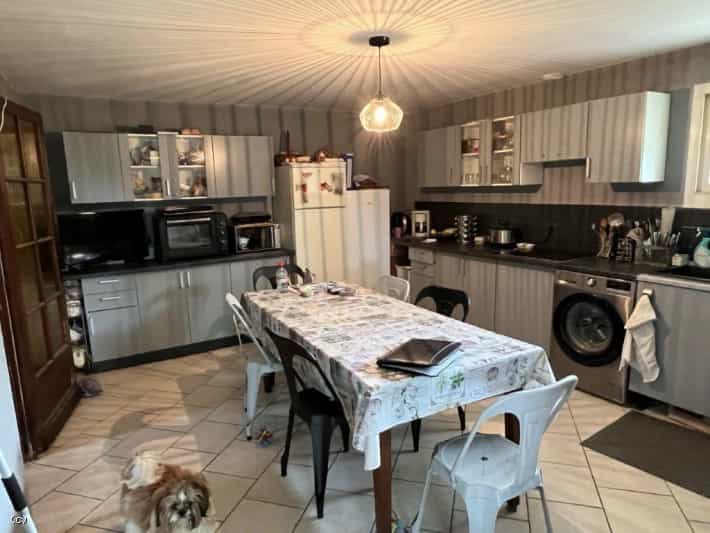 Casa nel Nanteuil-en-Vallée, Nuova Aquitania 10206818
