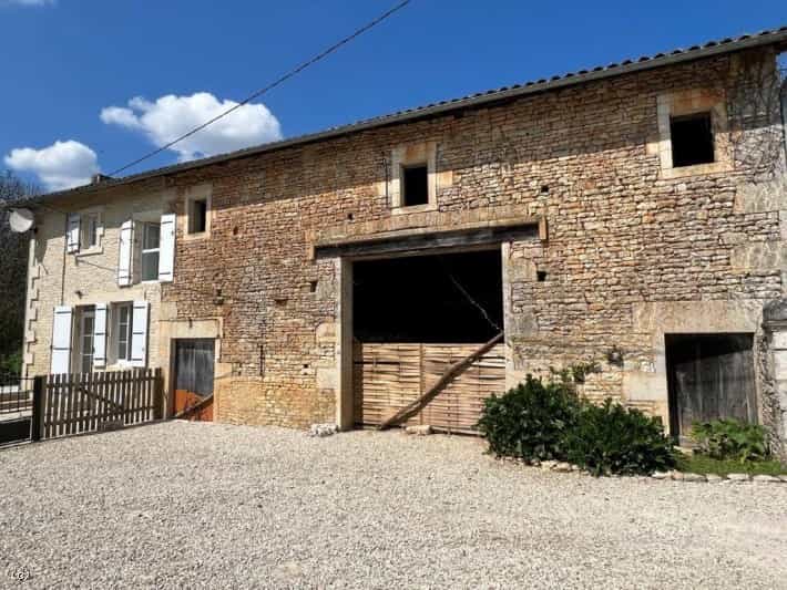 House in Verteuil-sur-Charente, Nouvelle-Aquitaine 10206823