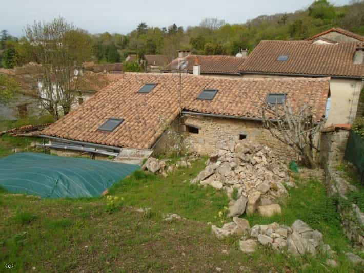 Rumah di Nanteuil-en-Vallee, Nouvelle-Aquitaine 10206927