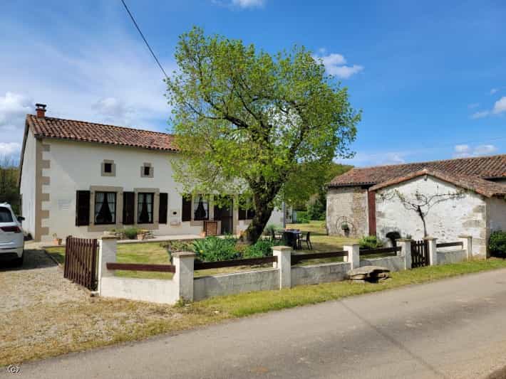σπίτι σε Civray, Nouvelle-Aquitaine 10207046