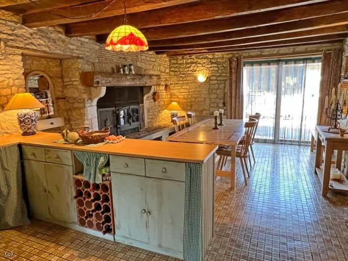 House in Champagne-Mouton, Nouvelle-Aquitaine 10207107