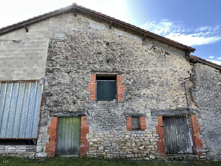 жилой дом в Champagne-Mouton, Nouvelle-Aquitaine 10207981