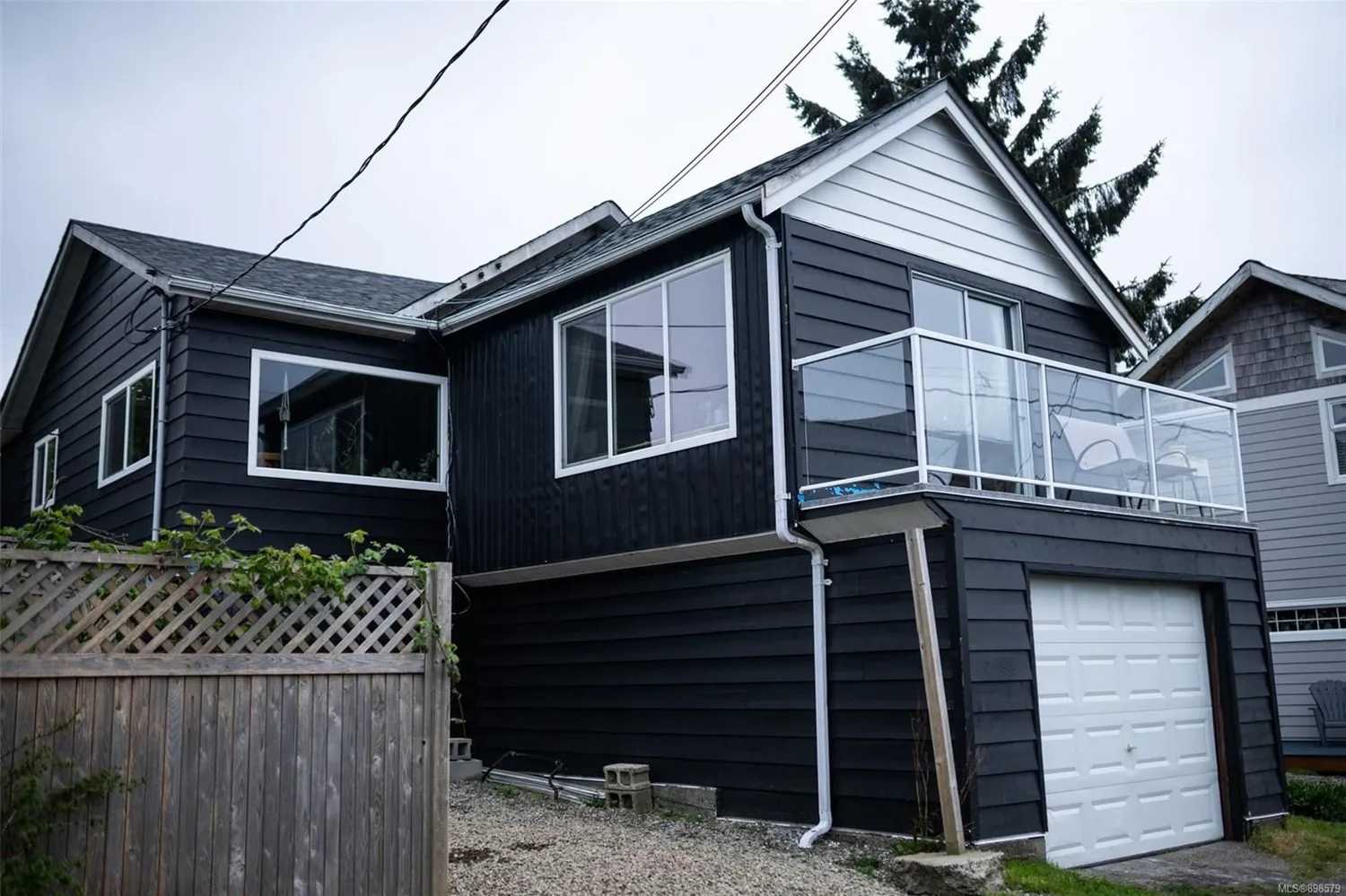 Condominium in Ucluelet, British Columbia 10208419