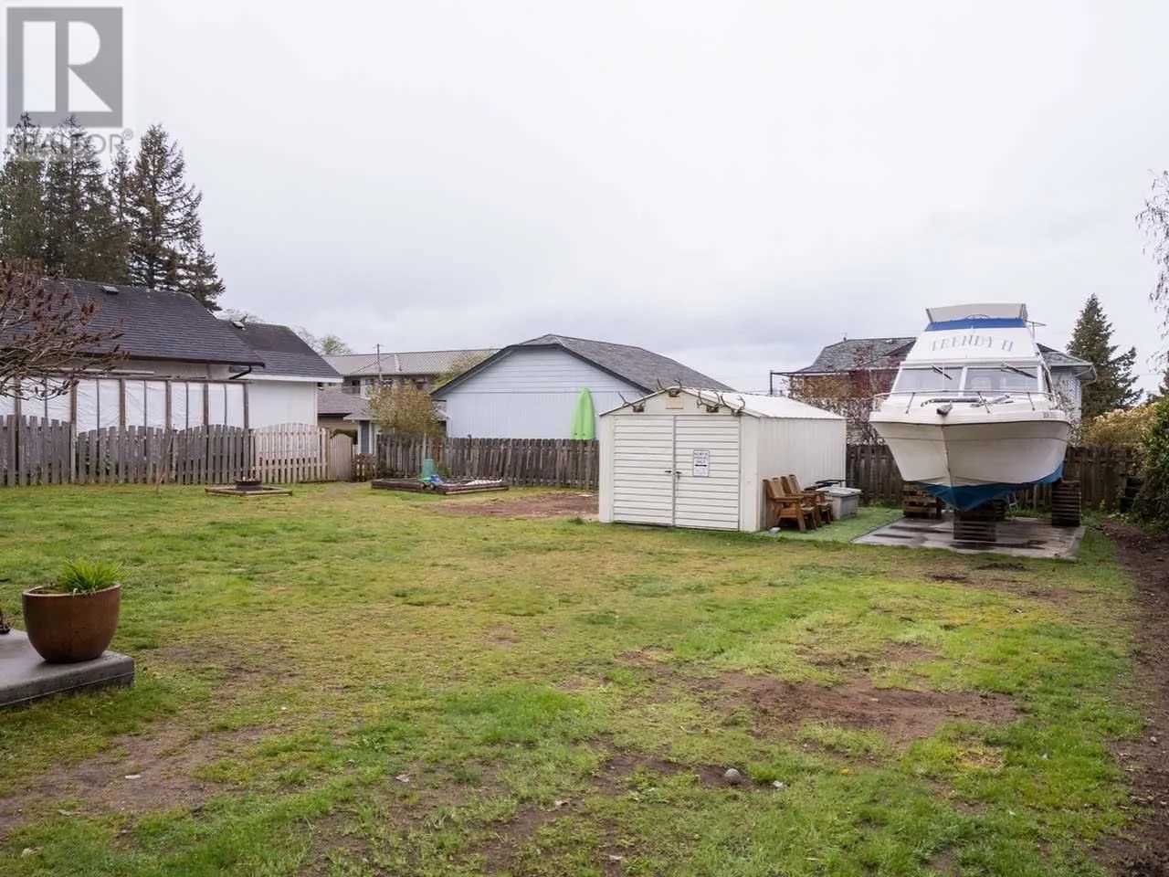 жилой дом в Powell River, British Columbia 10208445