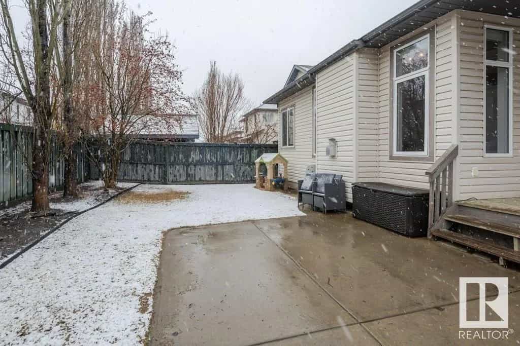 casa no Edmonton, Alberta 10208484