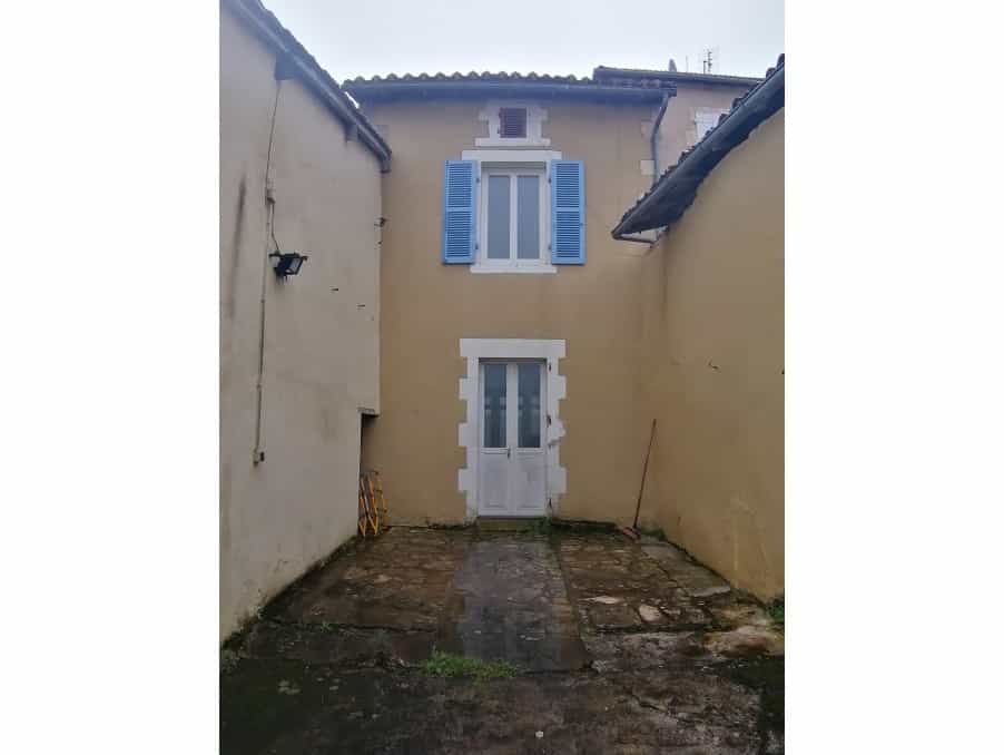 Dom w Beaulieu-sur-Sonnette, Nouvelle-Aquitaine 10208788