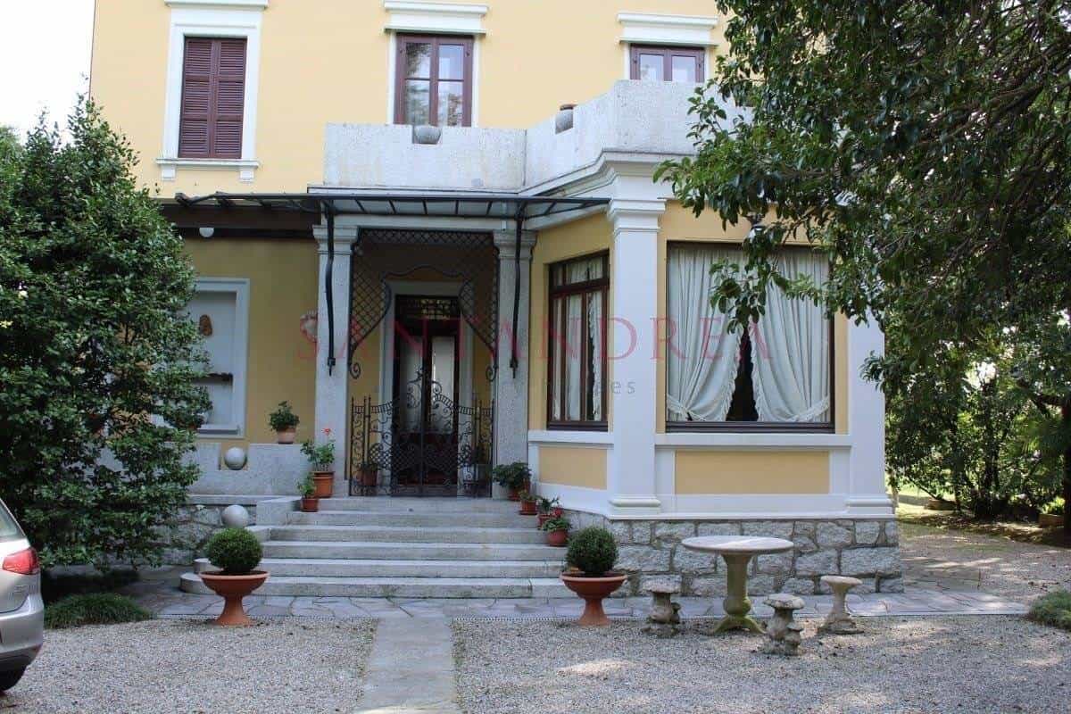 Rumah di Lesa, Piemonte 10208850