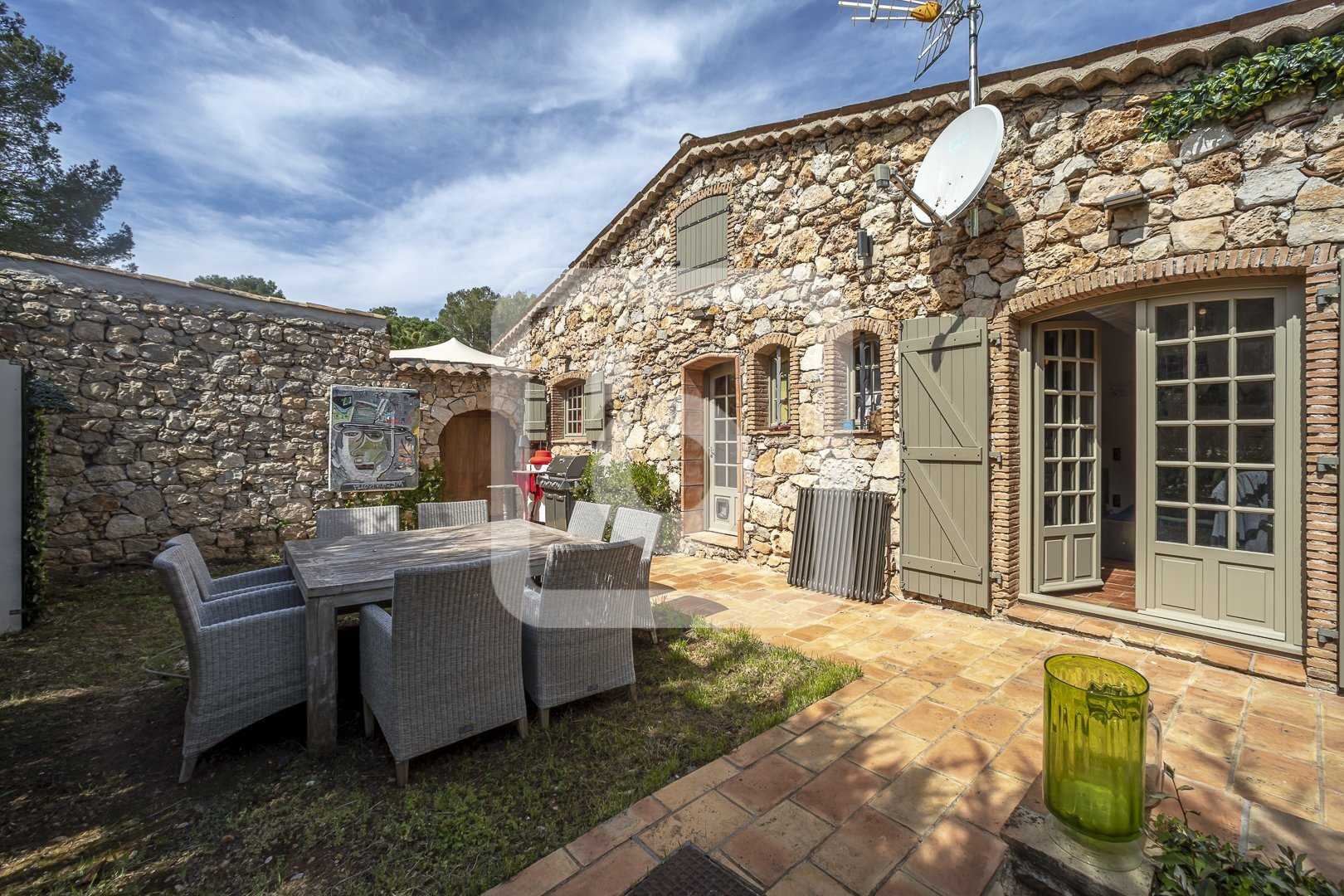 Talo sisään Mouans-Sartoux, Provence-Alpes-Côte d'Azur 10208968