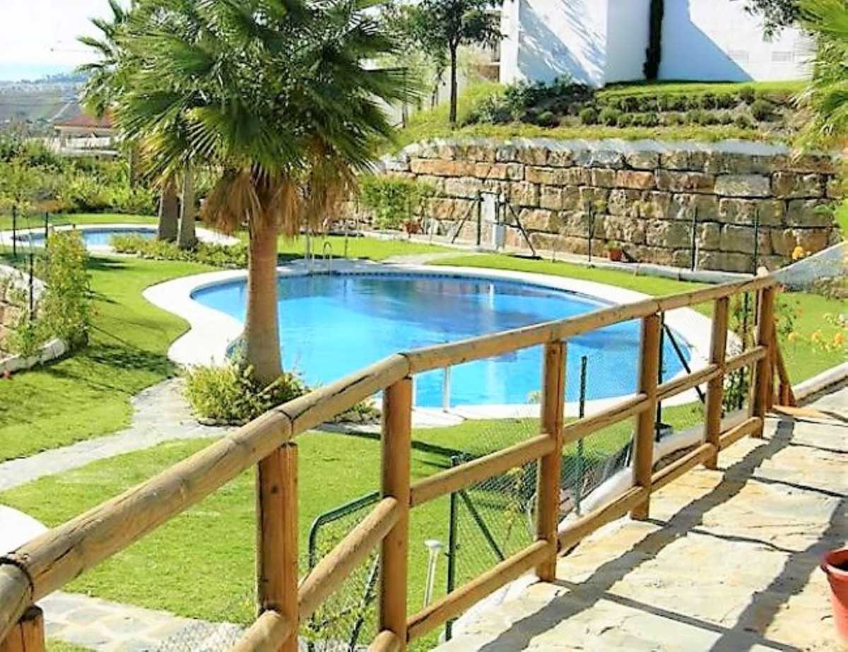 Condominium dans Casares, Andalusia 10209168