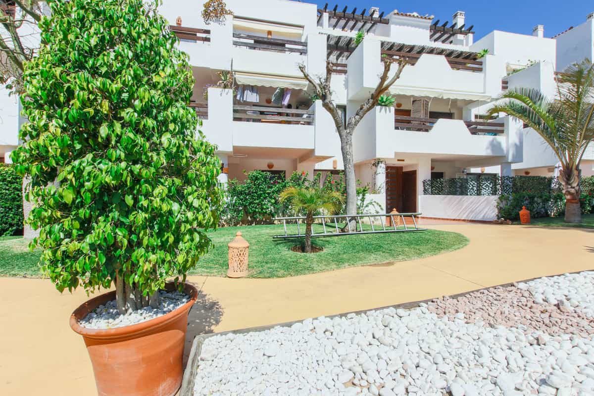 Condominium in Estepona, Andalucía 10209317