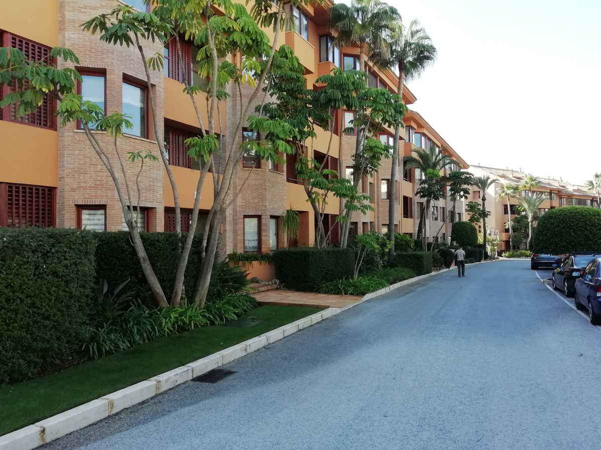 Condominium in Marbella, Andalusia 10209824
