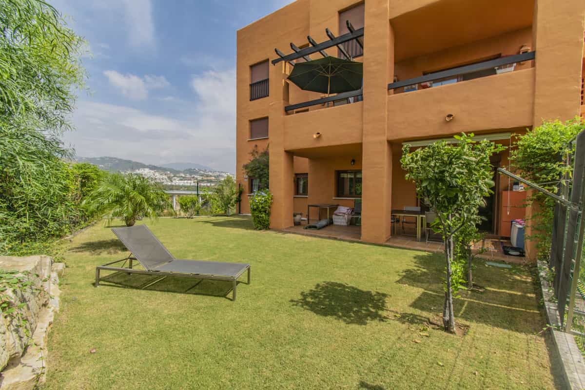 Condominium in Benahavis, Andalusia 10211078