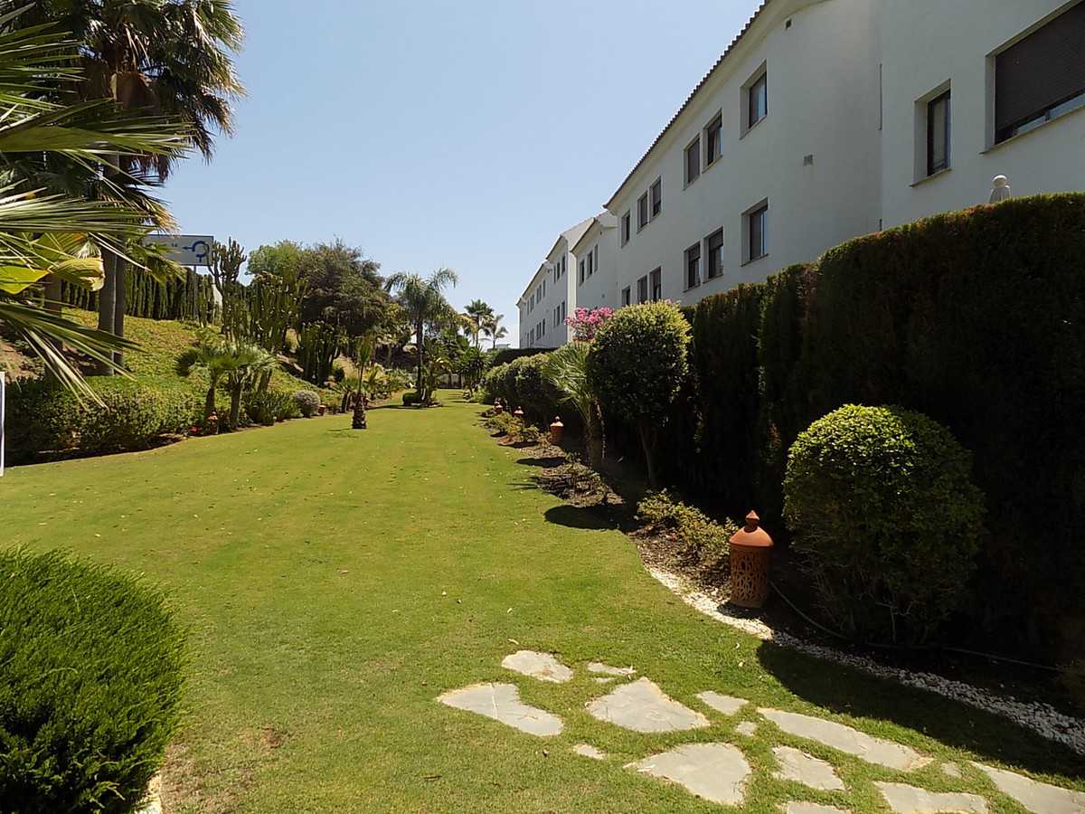 Condominium in Benahavis, Andalusia 10211268