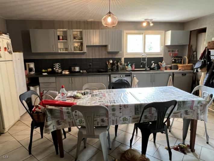 Casa nel Nanteuil-en-Vallée, Nouvelle-Aquitaine 10212452