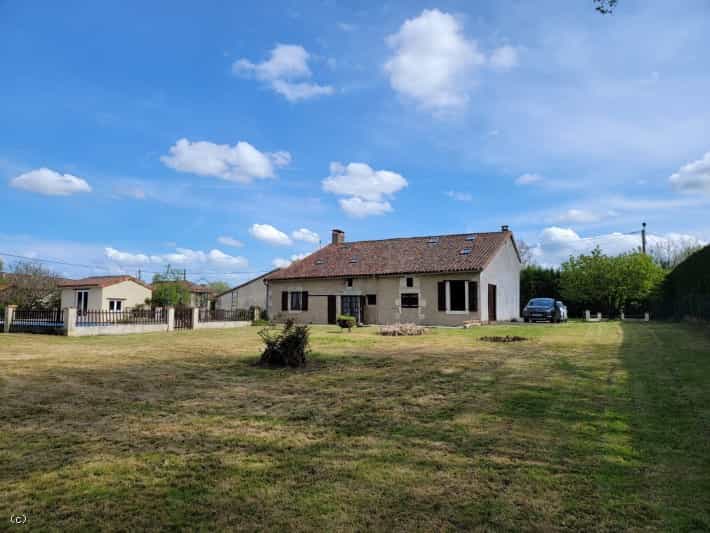 房子 在 Civray, Nouvelle-Aquitaine 10212455