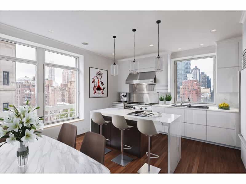 Condominium in New York, New York 10212695