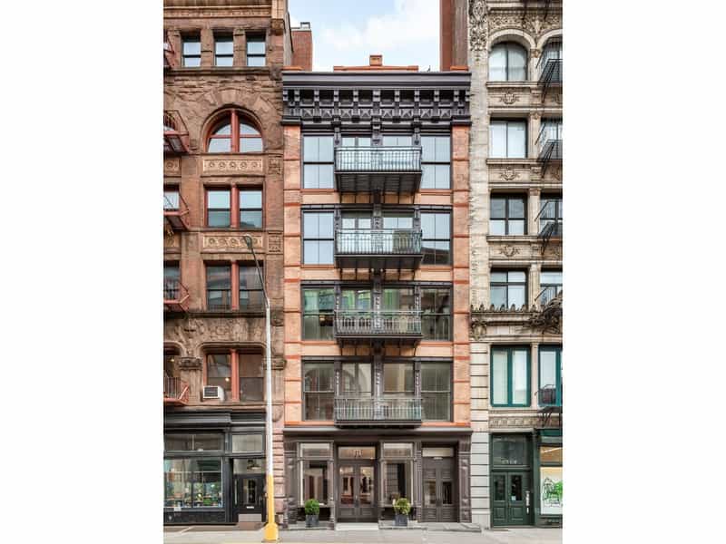 Condominium in New York, New York 10212696