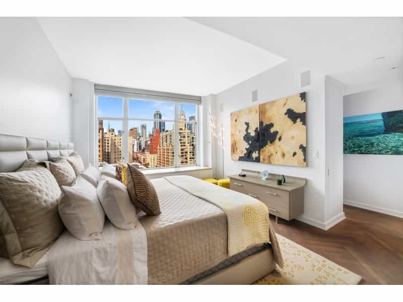 Condominium in New York, New York 10212700
