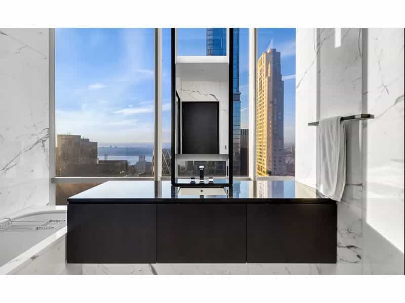 Condominium in New York, New York 10212718