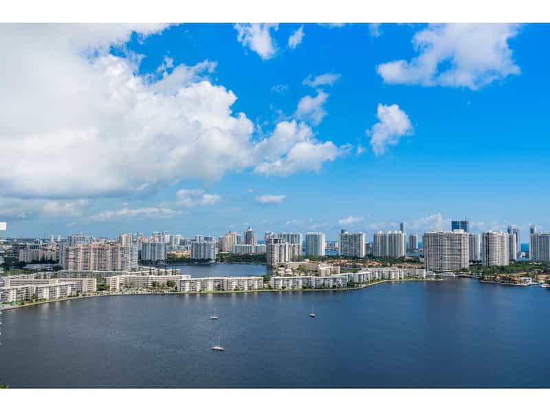 Condominium in North Miami Beach, Florida 10212825