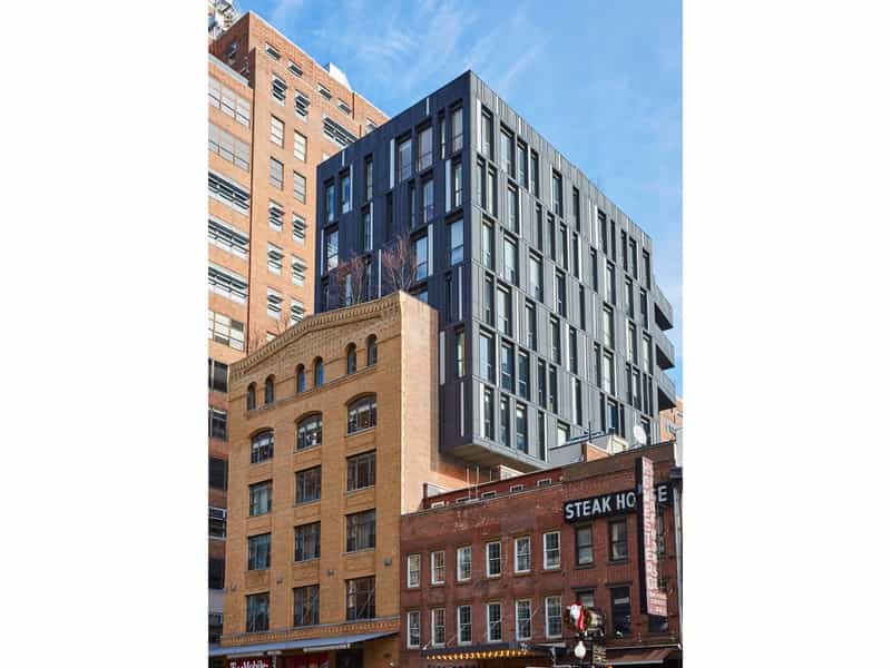 Condominium in New York, New York 10212853