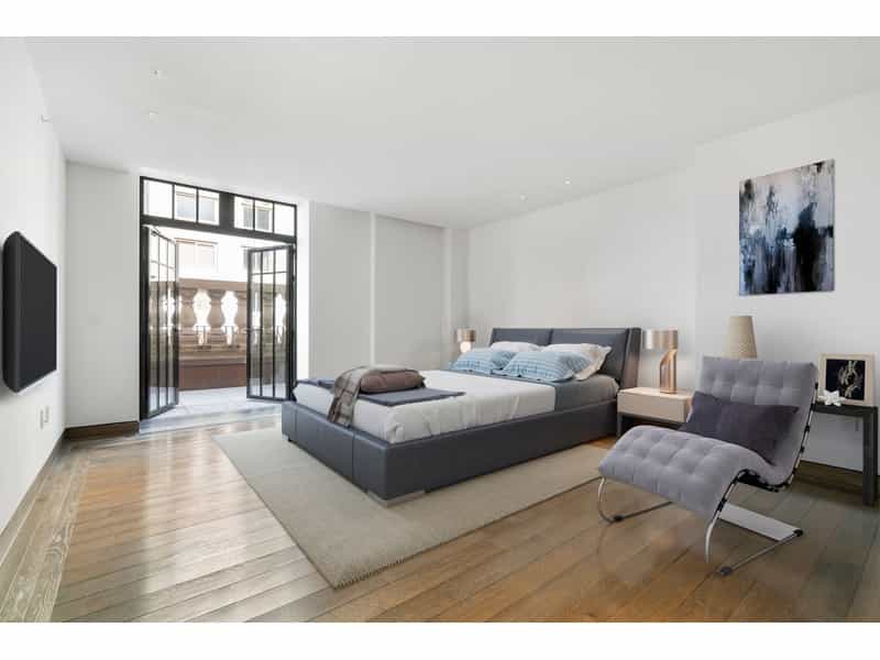Condominium in New York, New York 10212870