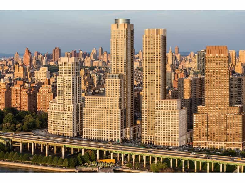 Condominium in New York, New York 10212952
