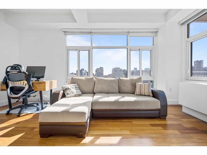 Condominium in New York, New York 10213083