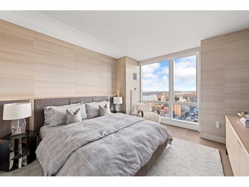 Condominium in New York, 460 West 42nd Street 10213092