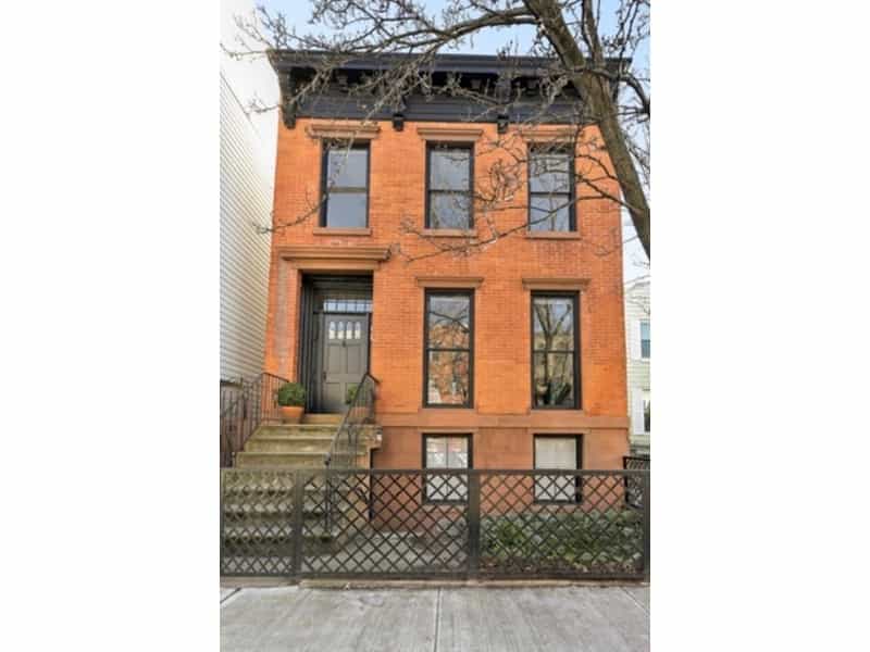 House in , New York 10213235