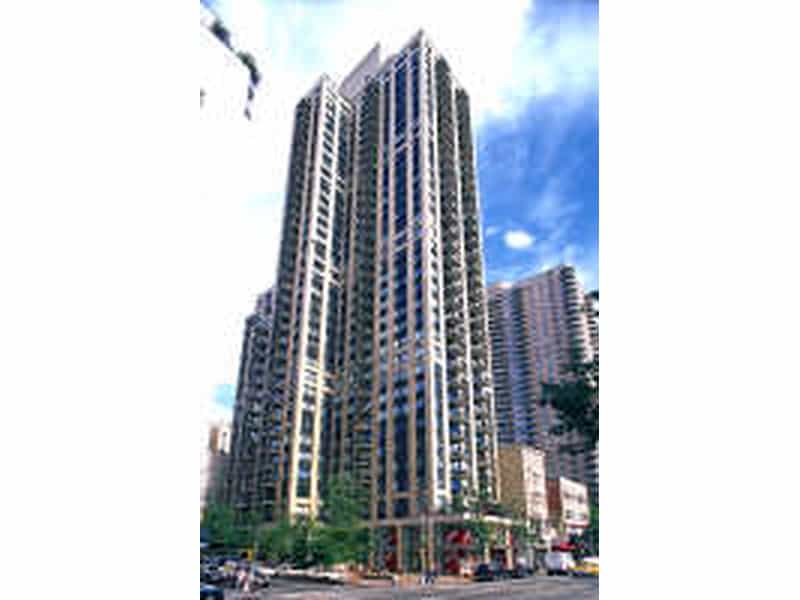 Condominium in New York, New York 10213342