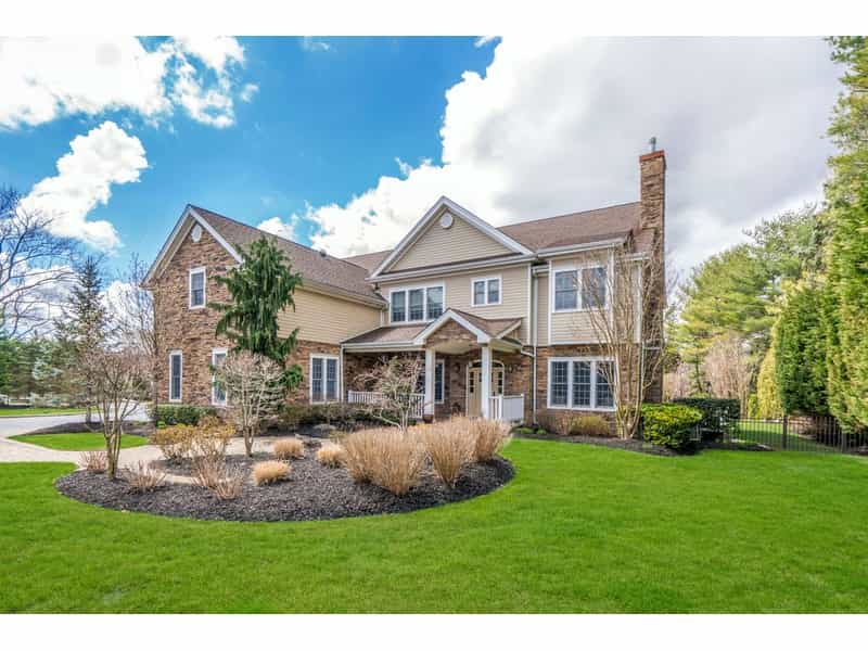 House in Dix Hills, New York 10213370