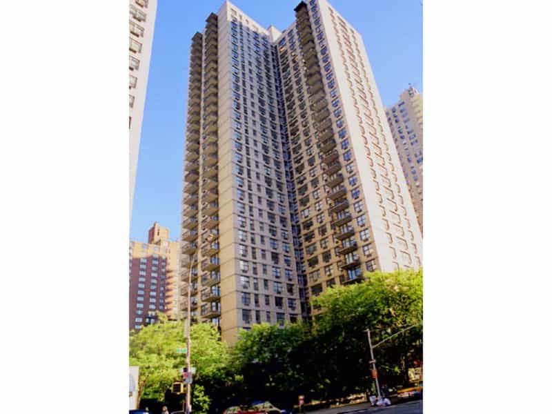 Condominium in New York, New York 10213407