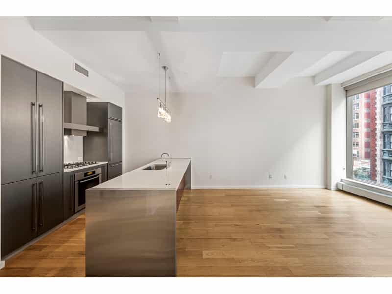 Condominium in New York, New York 10213444