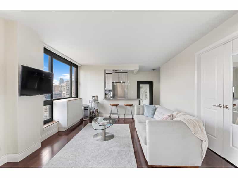 Condominium in New York, New York 10213447