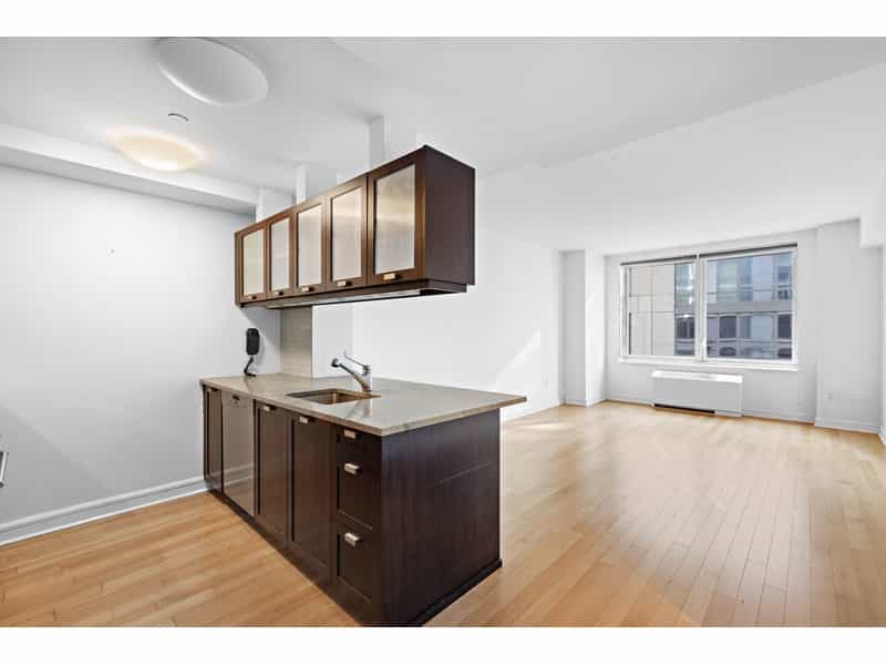 Condominium in New York, New York 10213564