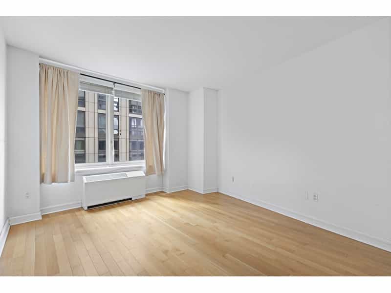 Condominium in New York, New York 10213564
