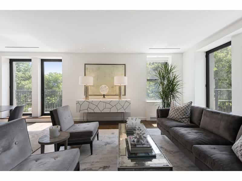 Condominium in New York, New York 10213638