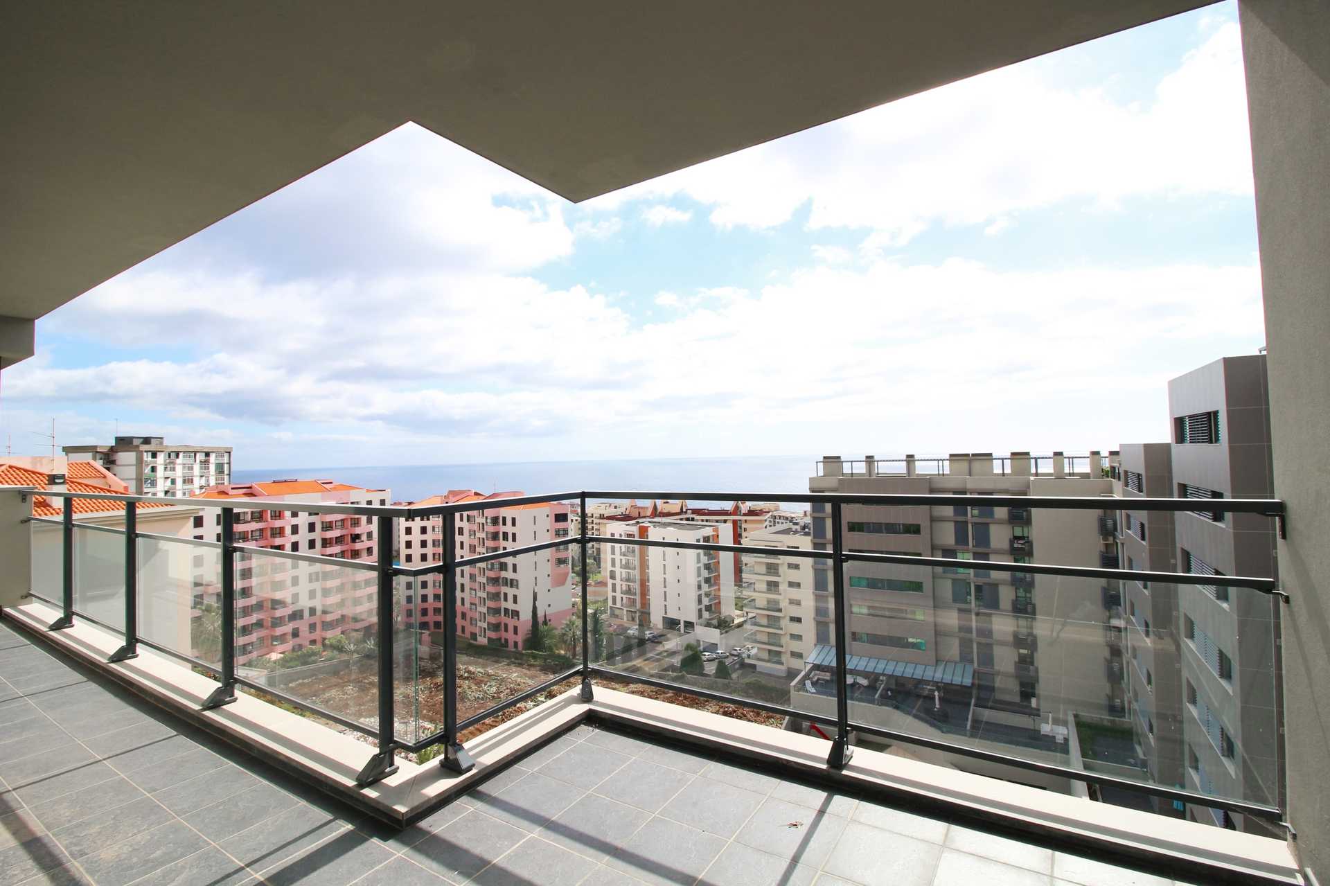 Condominium in Santo Antonio, Avenida Mário Soares 10214173