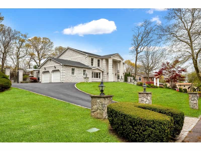 Residential in Dix Hills, New York 10214996