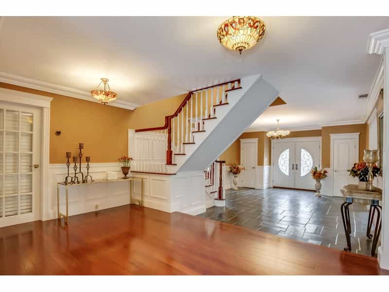 House in Dix Hills, New York 10214996
