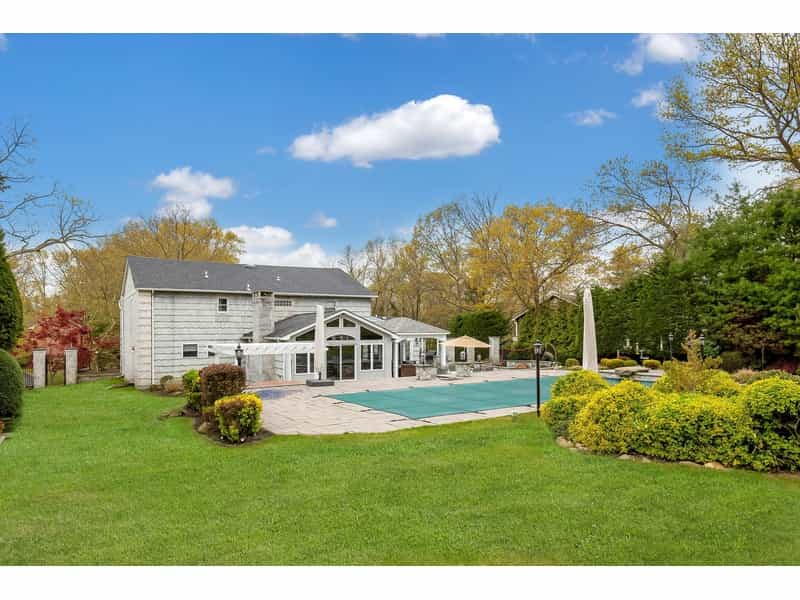 House in Dix Hills, New York 10214996