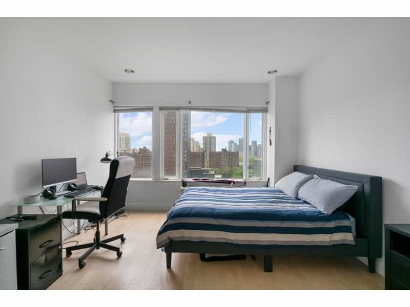 Condominium in Brooklyn, New York 10215000